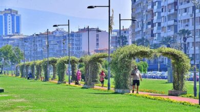 İzmir Büyükşehir kentin dört bir yanına rengarenk çiçekler dikti